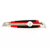 Нож  18 мм  выдвижное лезвие  металлическая направляющая  винтовой фиксатор лезвия Matrix