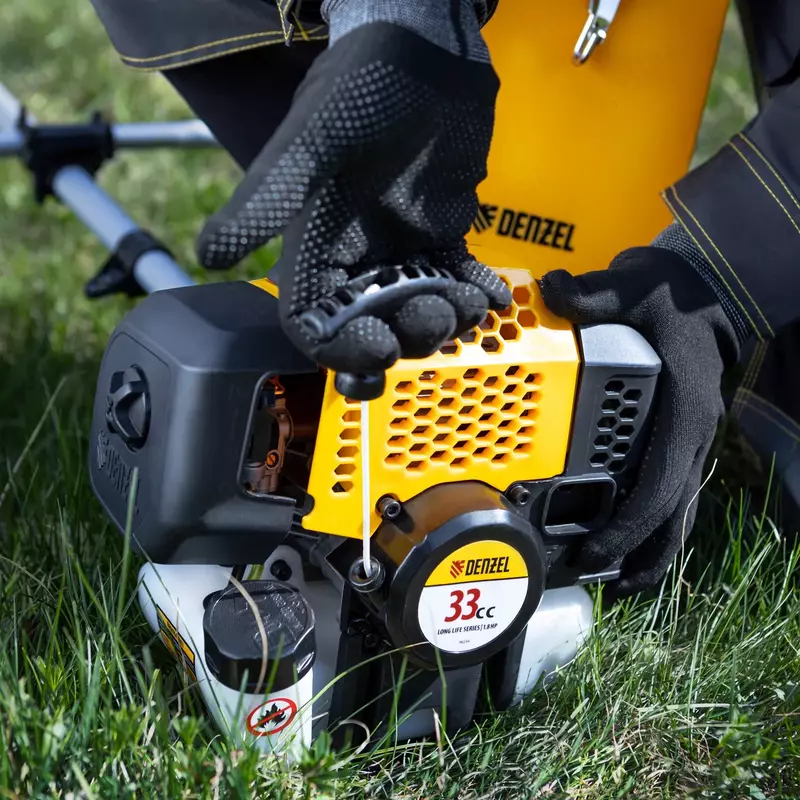  ООО QUATTRO PRO - Триммер бензиновый DGT 330  33 см3  1.8 л. с  неразъемная штанга  состоит из 2 частей Denzel