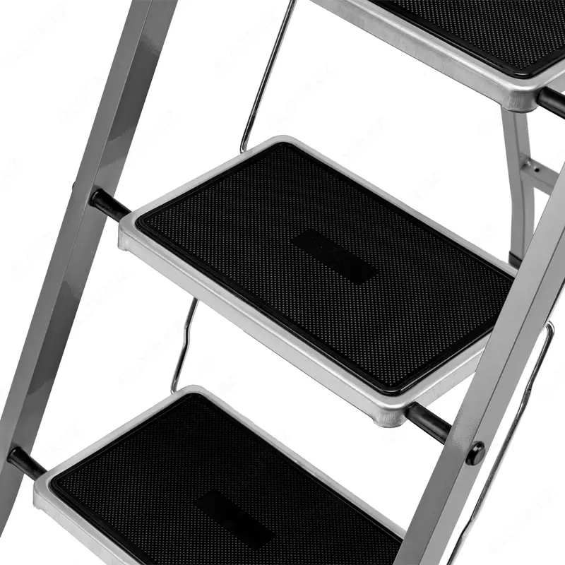  Стремянка 4 ступени  с полимерными ковриками  Сибртех Только в розницу