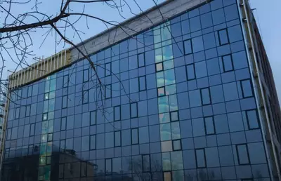 eshik va bo'linmaning alyuminiy konstruktsiyasi (termal uzilishsiz).