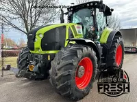 Колесный трактор Claas Axion 930