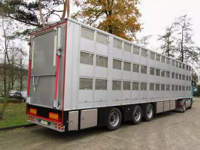 Yirik hayvonlarni tashish uchun polupritsep Tonar-9827 (gidrolift bilan)