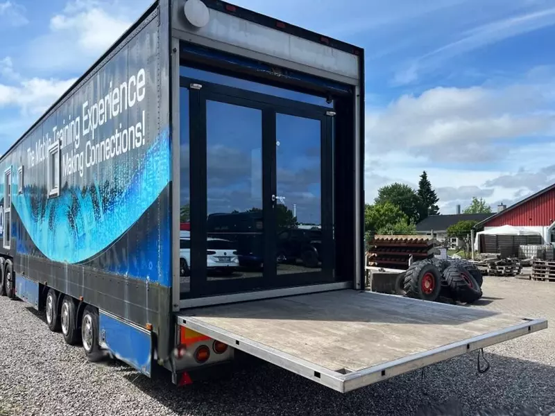 Прицепный дом на колесах Montracon Beboelsesvogn showroom.