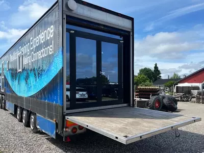 Прицепный дом на колесах Montracon Beboelsesvogn showroom.