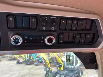 Колесный трактор Case IH OPTUM 300 CVX 0.