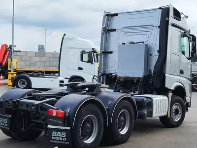 Тягач Mercedes Arocs 3363 6X4.