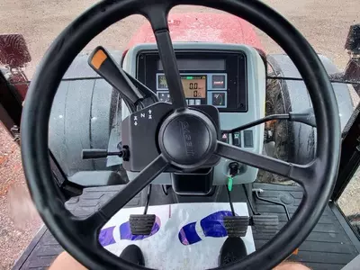 Колесный трактор Case IH MX135.