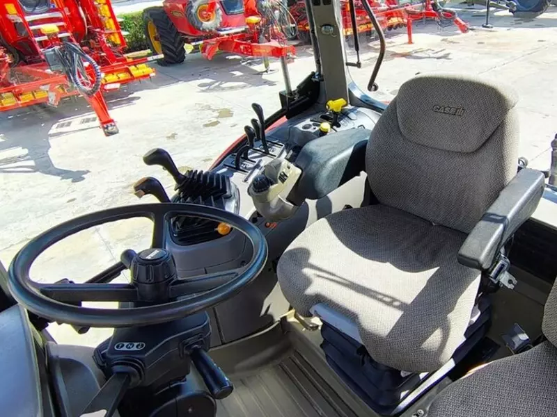 Колесный трактор Case IH MAXXUM 140