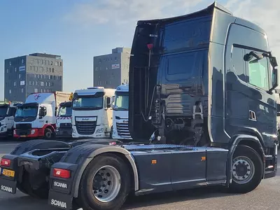 Sadel tortuvchi Scania S450 4X2