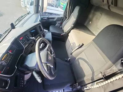 Sadel tortuvchi Scania S450 4X2