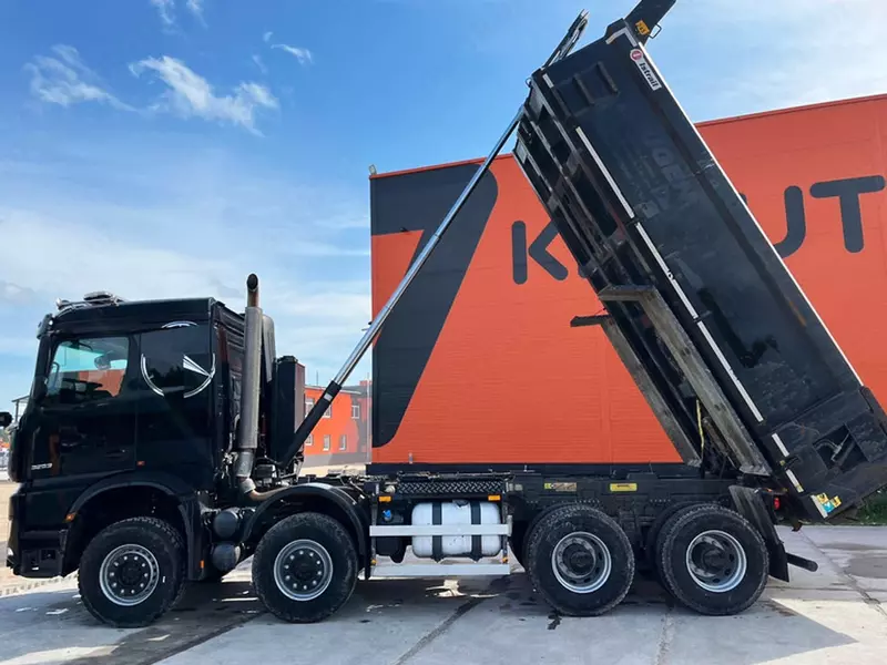 Самосвал Mercedes-Benz Arocs 3253 8x4