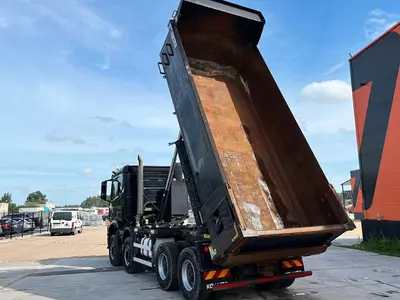 Самосвал Mercedes-Benz Arocs 3253 8x4