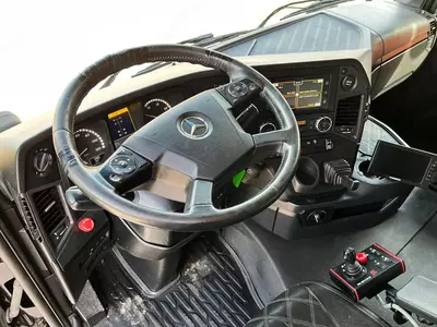 Самосвал Mercedes-Benz Arocs 3253 8x4