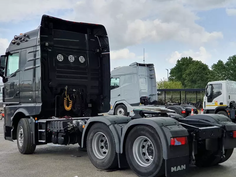 MAN TGX 33.510 6X4 tortuvchi yuk mashinasi