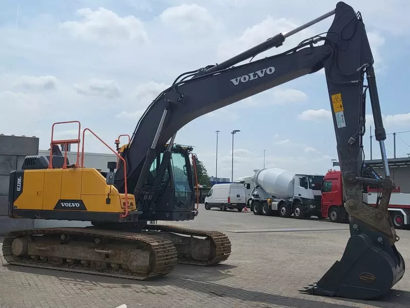 Volvo EC220 E L g‘ildirakli ekskavator