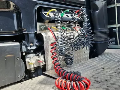 DAF XF 480 6X2 tortuvchi yuk mashinasi