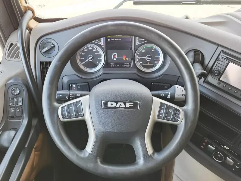 DAF XF 480 6X2 tortuvchi yuk mashinasi