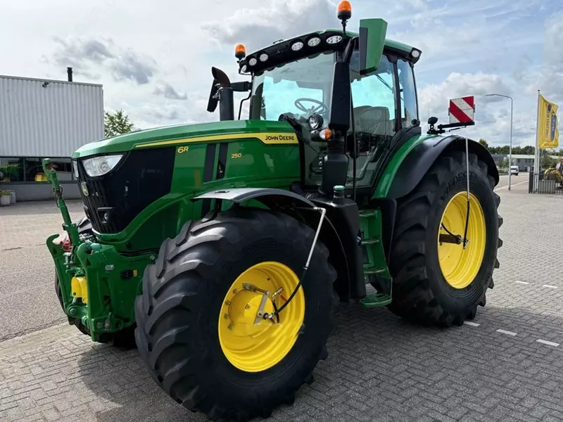 Колесный трактор John Deere 6R250 Autpowr