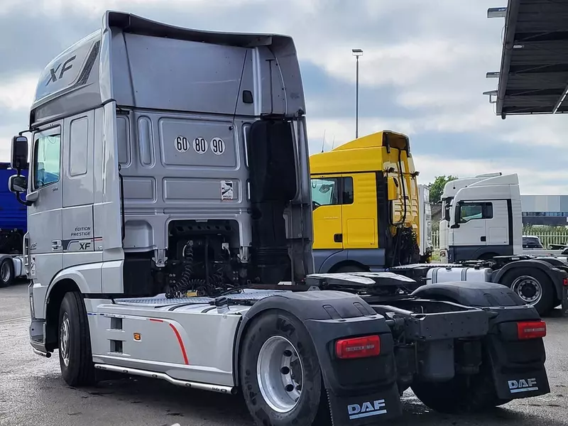 DAF XF 510 4X2 yengil tortuvchi treyler yuk mashinasi