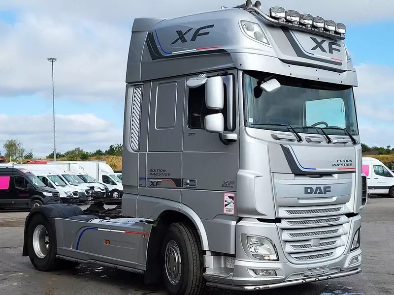 DAF XF 510 4X2 yengil tortuvchi treyler yuk mashinasi