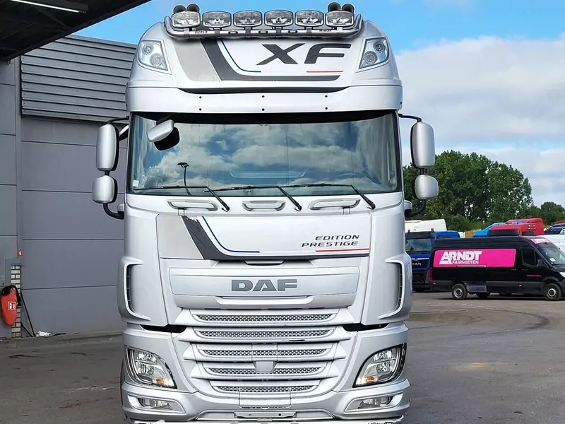 DAF XF 510 4X2 yengil tortuvchi treyler yuk mashinasi