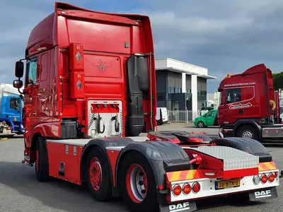 DAF XF 530 6X2 tortuvchi yuk mashinasi