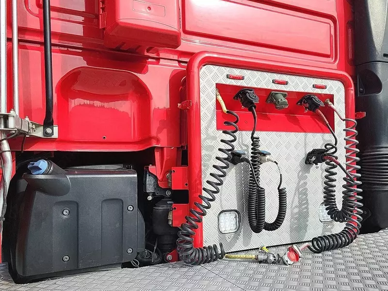 DAF XF 530 6X2 tortuvchi yuk mashinasi