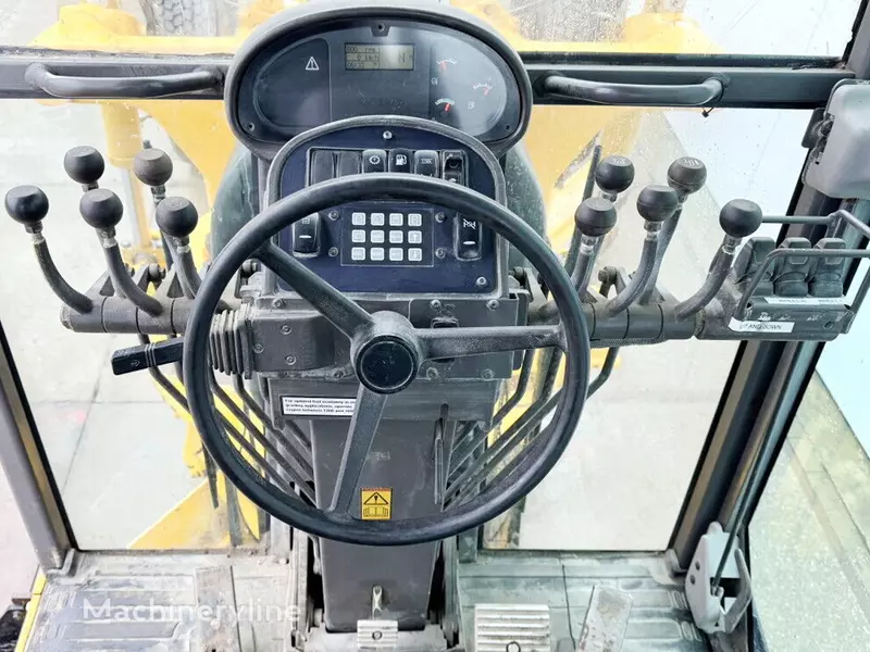 Грейдер Volvo G990