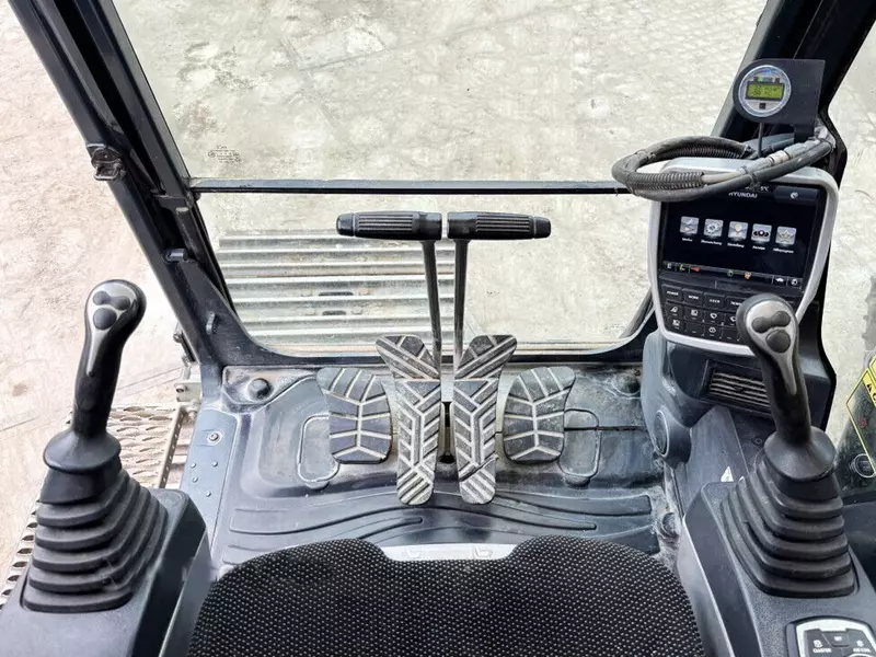 Uzun qo‘llikli ekskavator Hyundai HX300LR