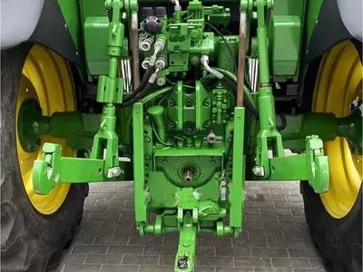 Колесный трактор John Deere 6420