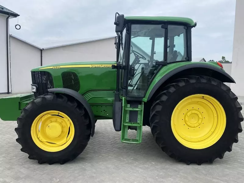 Колесный трактор John Deere 6620