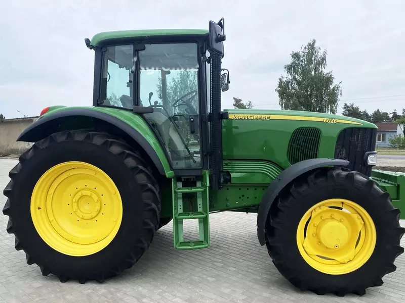 Колесный трактор John Deere 6620