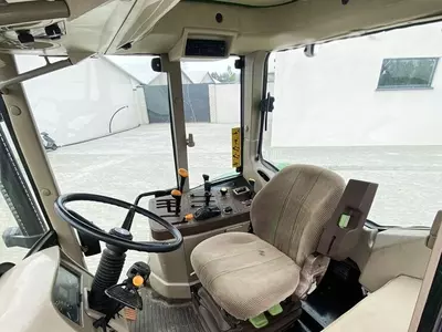 Колесный трактор John Deere 6620