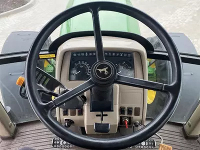 Колесный трактор John Deere 6620