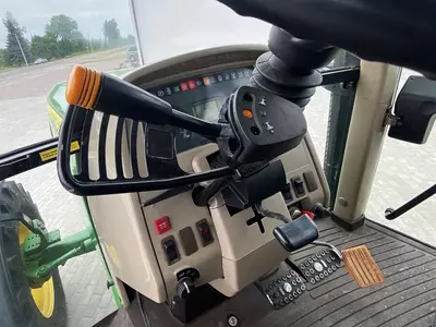 Колесный трактор John Deere 6620