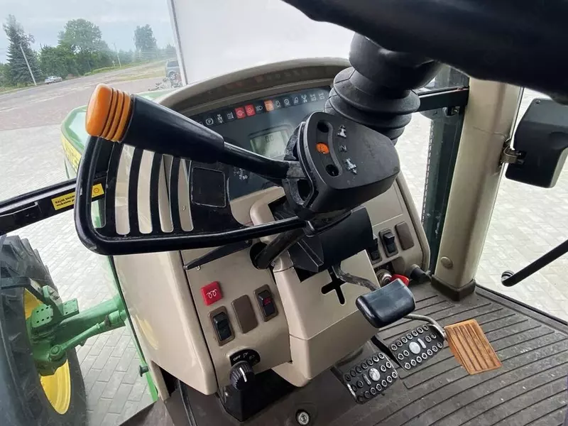 Колесный трактор John Deere 6620