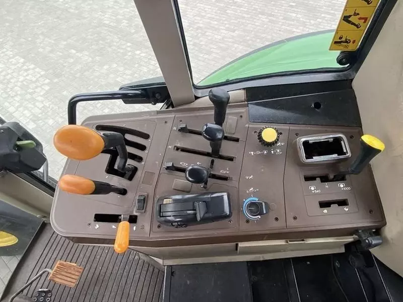 Колесный трактор John Deere 6620