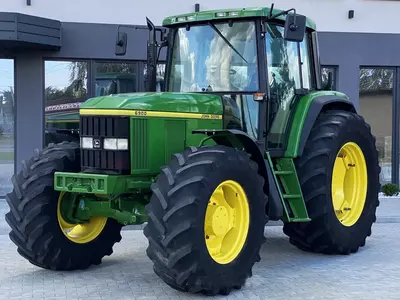 Колесный трактор John Deere 6900