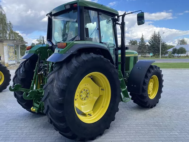 Колесный трактор John Deere 6900