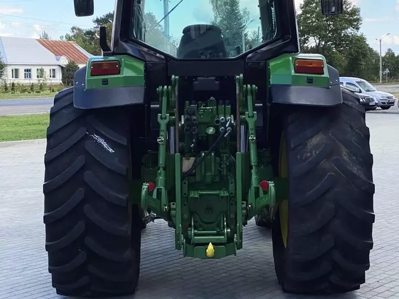 Колесный трактор John Deere 6900