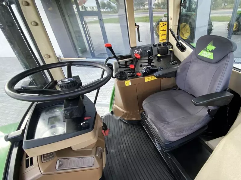 Колесный трактор John Deere 6900