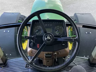 Колесный трактор John Deere 6900