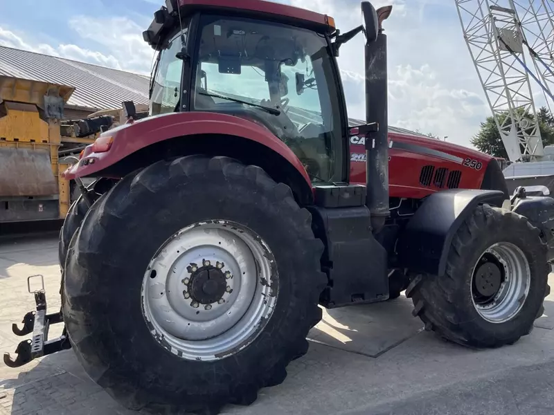 Колесный трактор Case IH Magnum 250