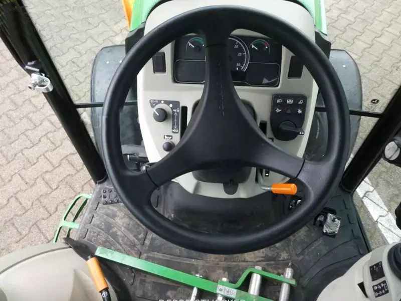 Трактор колесный John Deere 3046R