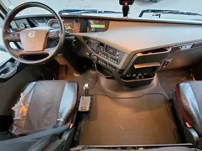 Грузовик с кузовом-фургоном Volvo FH 420 4X2