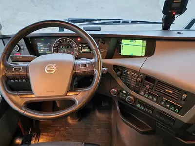 Грузовик с кузовом-фургоном Volvo FH 420 4X2