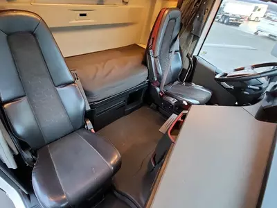 Грузовик с кузовом-фургоном Volvo FH 420 4X2