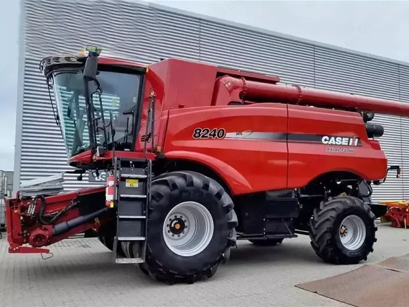 Зерноуборочный комбайн Case-IH axial flow 8240 с 30-футовой варио-жаткой (9,14 м)