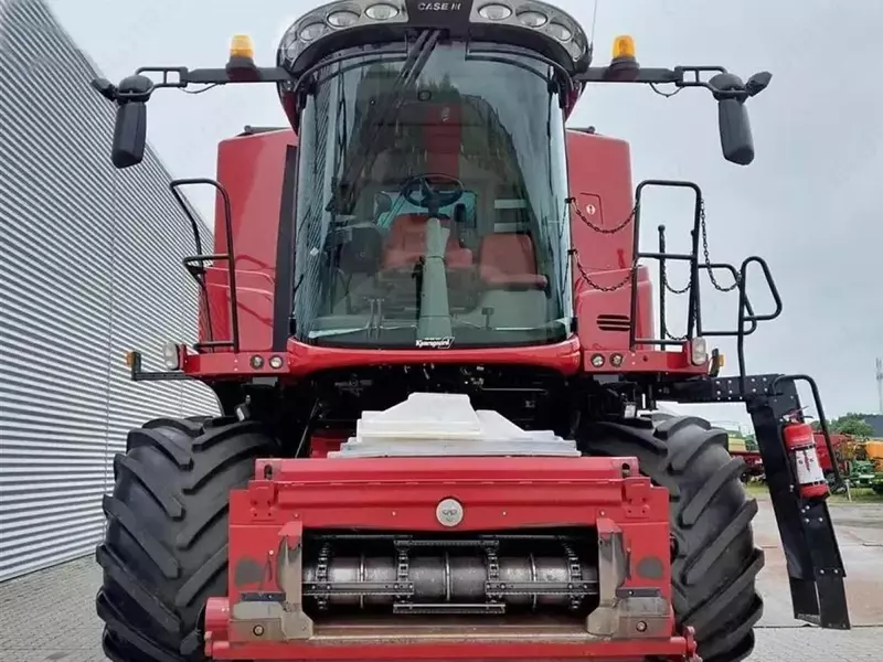 Зерноуборочный комбайн Case-IH axial flow 8240 с 30-футовой варио-жаткой (9,14 м)