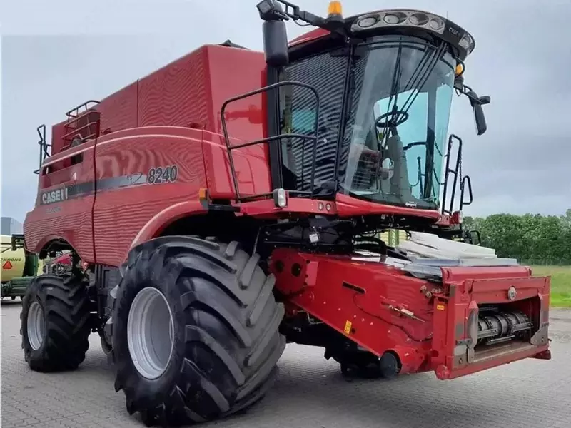 Зерноуборочный комбайн Case-IH axial flow 8240 с 30-футовой варио-жаткой (9,14 м)